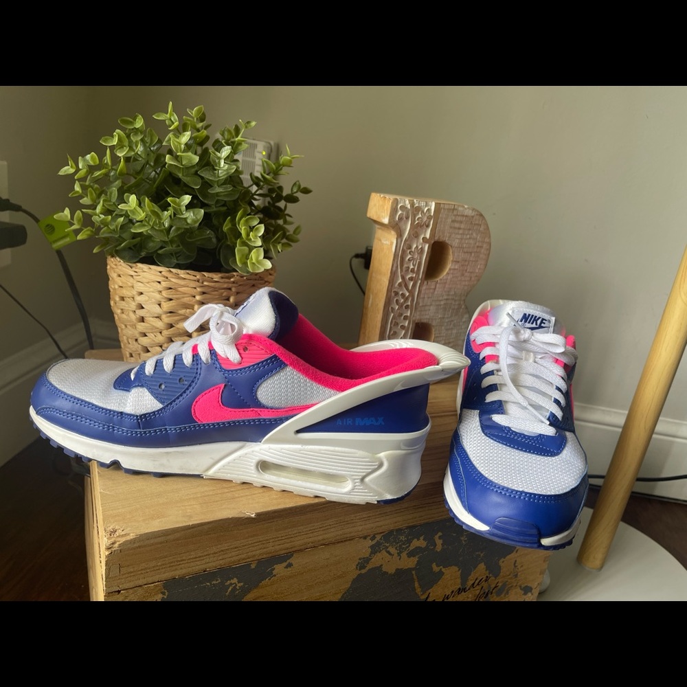 Nike - Picture 2 of 3